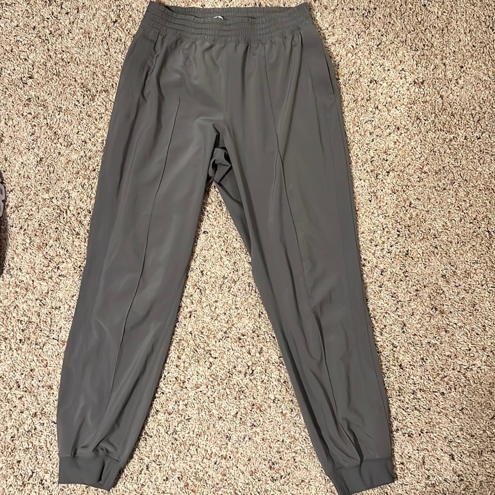 Lululemon jogger. NWOT Size 8 in EXCELLENT shape!greenish/Olive/gray in color